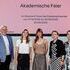 V. l.: Bischofsvikar Johann Hintermaier, Saskia Kamrad (Preisträgerin Förderpreis für Architektur), Helena Sekot (Preisträgerin Förderpreis für Bildende Kunst), Maria Reitter-Kollmann (Obfrau DKV), Theresa Eschelbeck (Fachbereich Kunst)